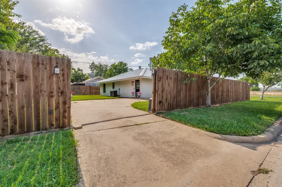 616 E Avenue E, Midlothian, TX 76065 - #3