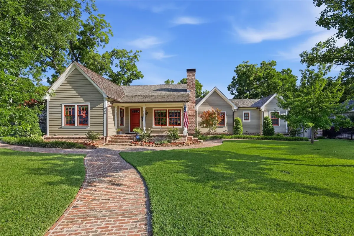 426 E Texas Street, Grapevine, TX 76051 - #1