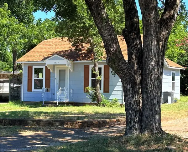 1329 4th St, Graham, TX 76450