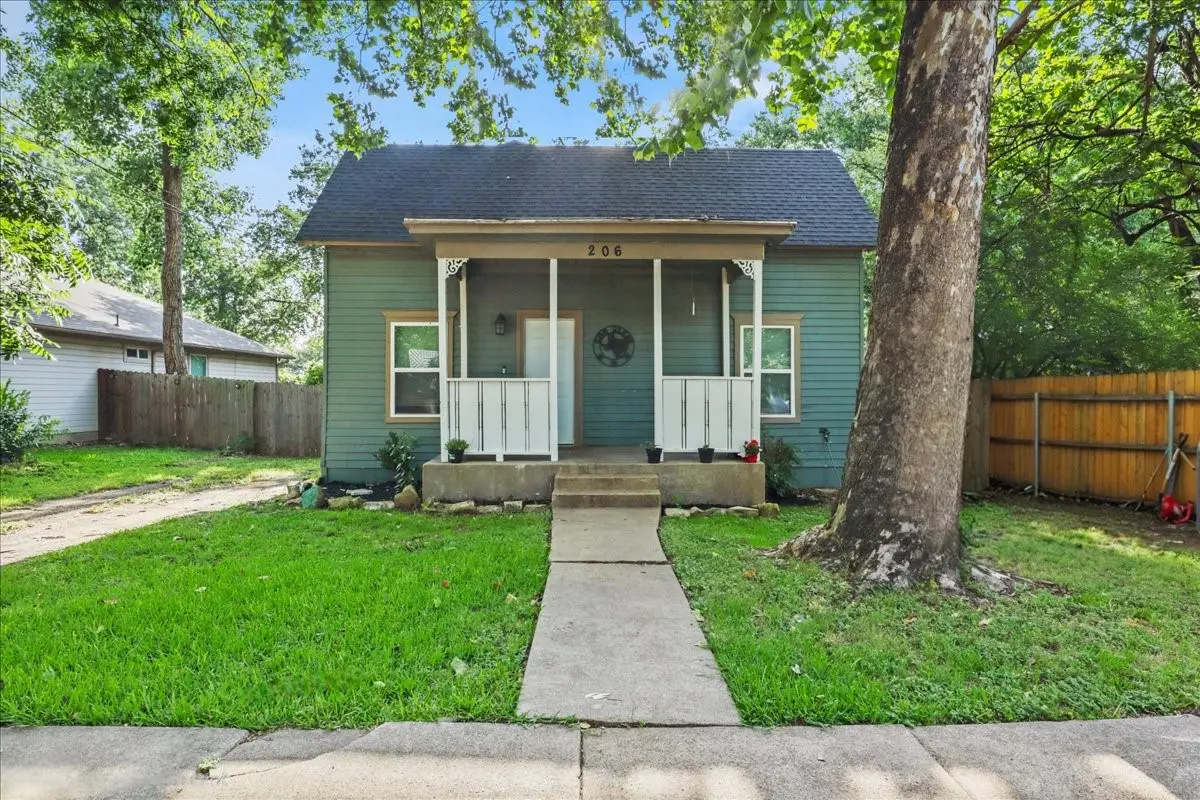 206 N Wood Street, Cleburne, TX 76033 - #1