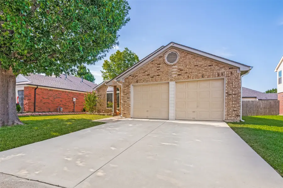 205 Weyland Drive, Grand Prairie, TX 75052 - #2