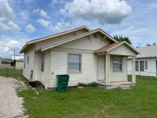 103 W Wichita Street, Bowie, TX 76230
