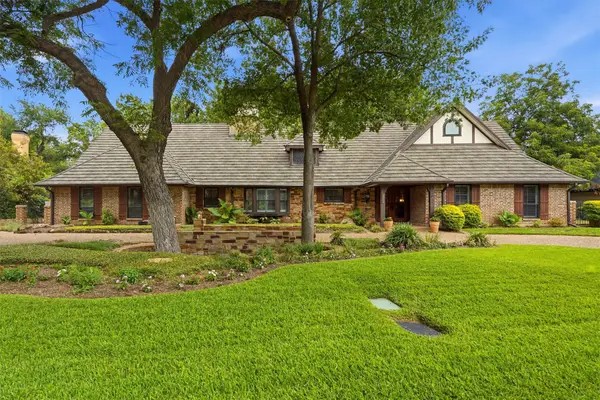 3805 Hollow Creek Road, Benbrook, TX 76116