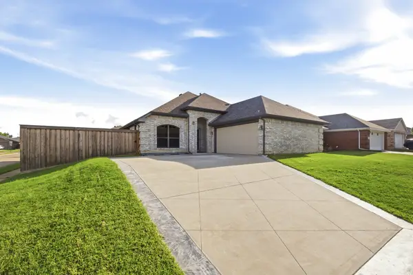 9101 Autumn Falls Drive, Fort Worth, TX 76118