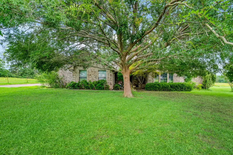 570 N Center, Blossom, TX 75416 - #2