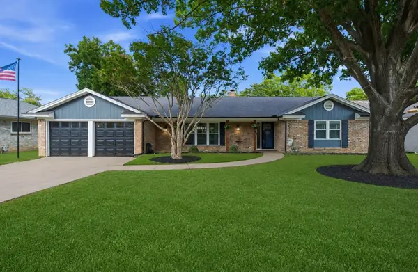2116 Stonegate Drive N, Bedford, TX 76021