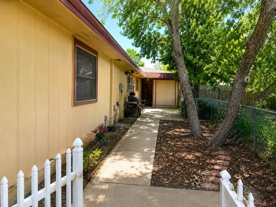 422 17th Street, Grand Prairie, TX 75051 - #2