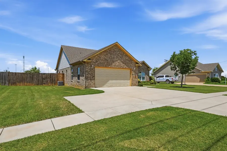 816 E Northside Drive, Pilot Point, TX 76258 - #3