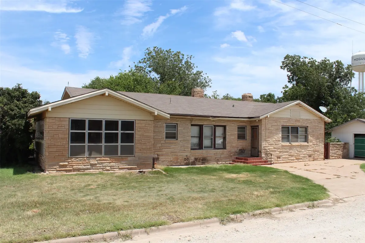410 N Munday Avenue, Munday, TX 76371 - #1