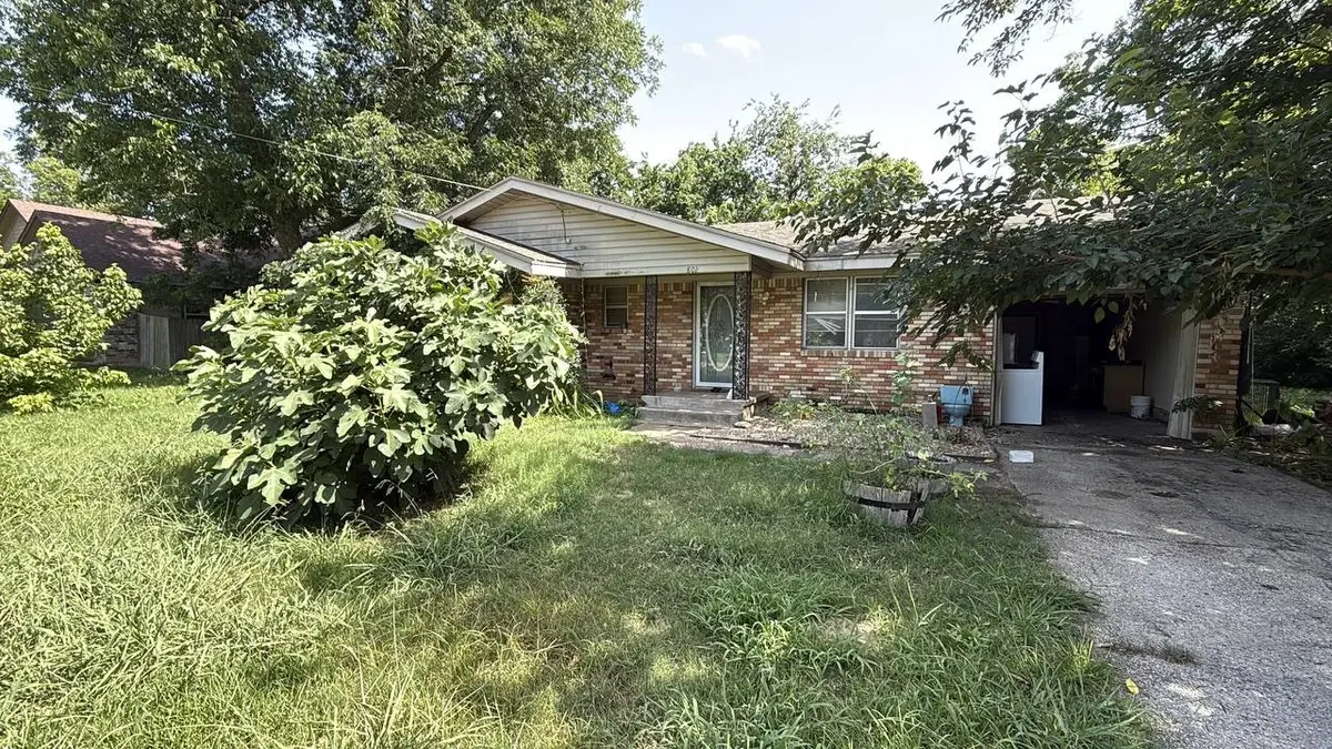 802 E Main Street, Tioga, TX 76271 - #1