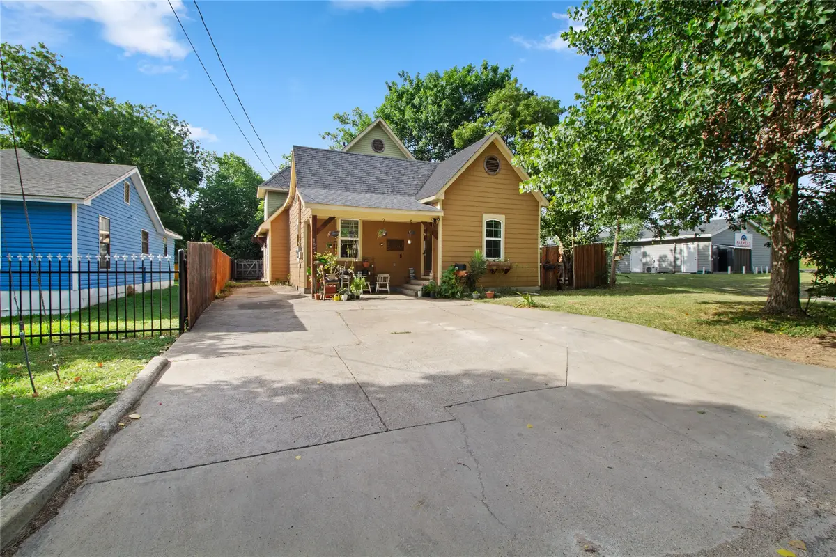 105 E Linden Street, Ennis, TX 75119 - #1