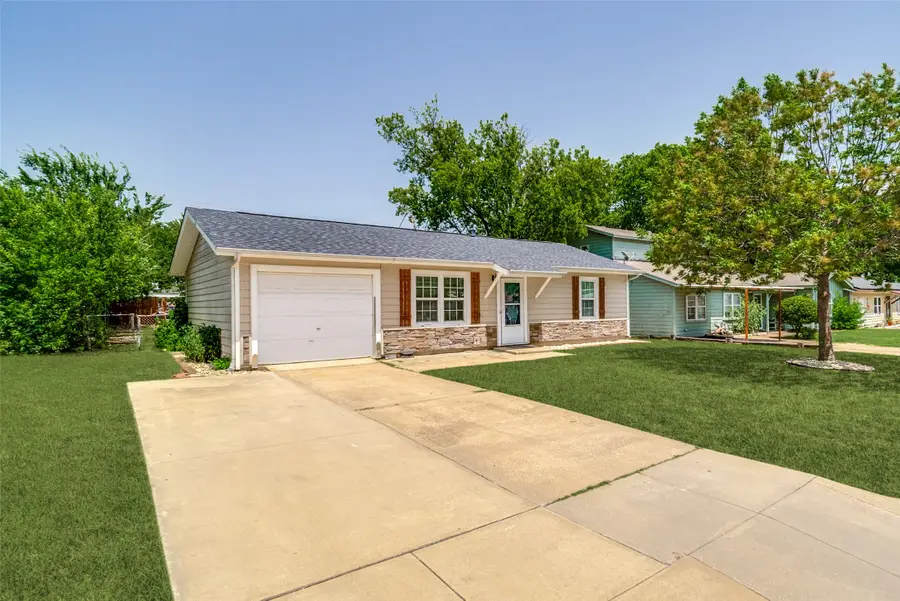346 Lorna Street, Burleson, TX 76028 - #2