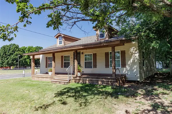 101 N Hubbard Street, Alvord, TX 76225