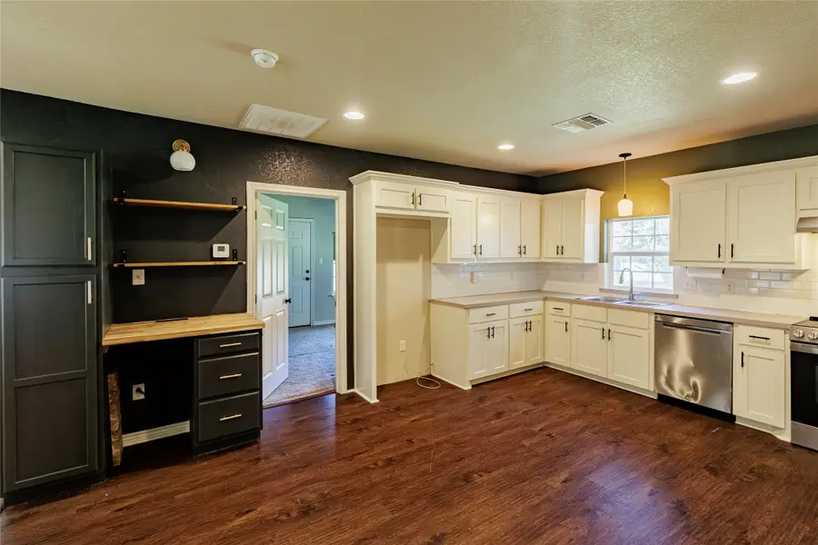 101 N Hubbard Street, Alvord, TX 76225 - #2