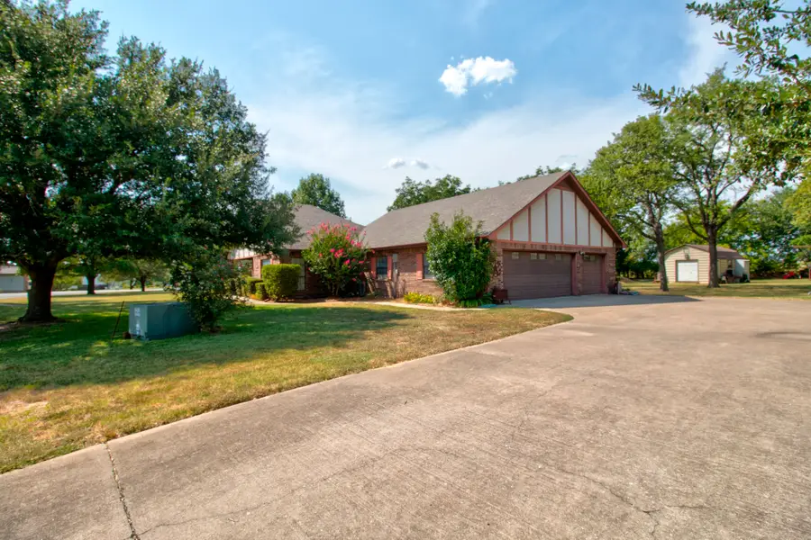 1219 Kiowa Drive E, Lake Kiowa, TX 76240 - #3
