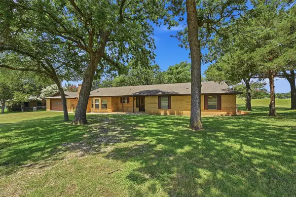 100 Mohican Trail, Lake Kiowa, TX 76240