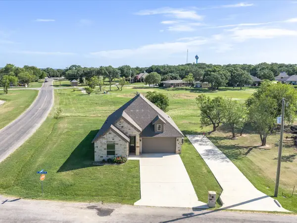 648 Half Moon Way, Runaway Bay, TX 76426