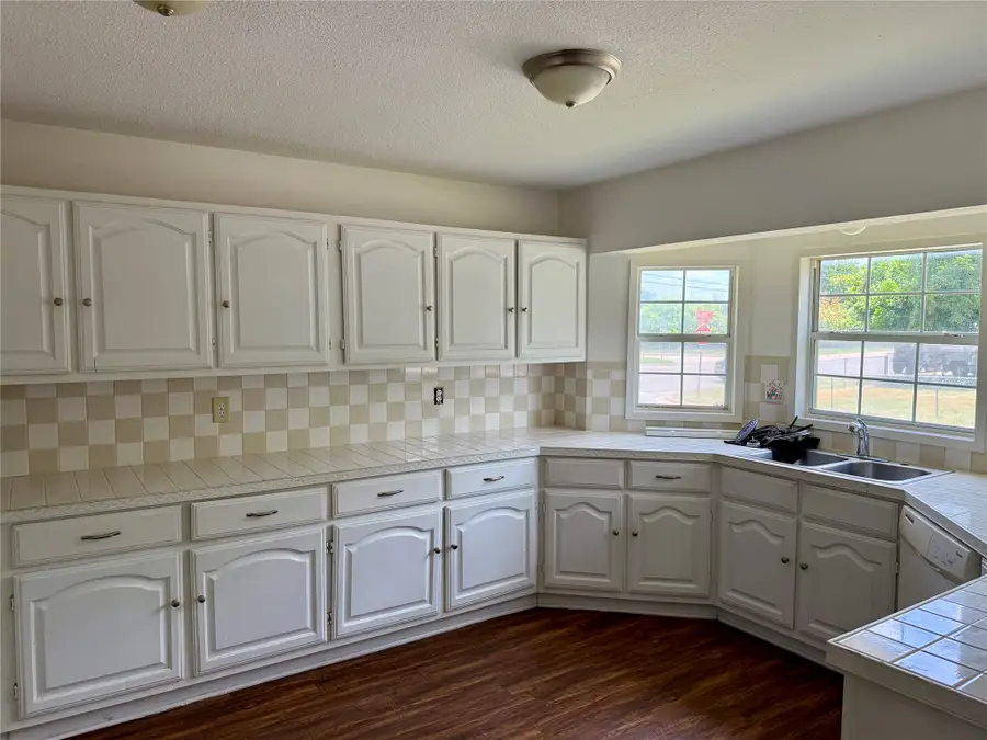 1407 N East St, Belton, TX 76513 - #3