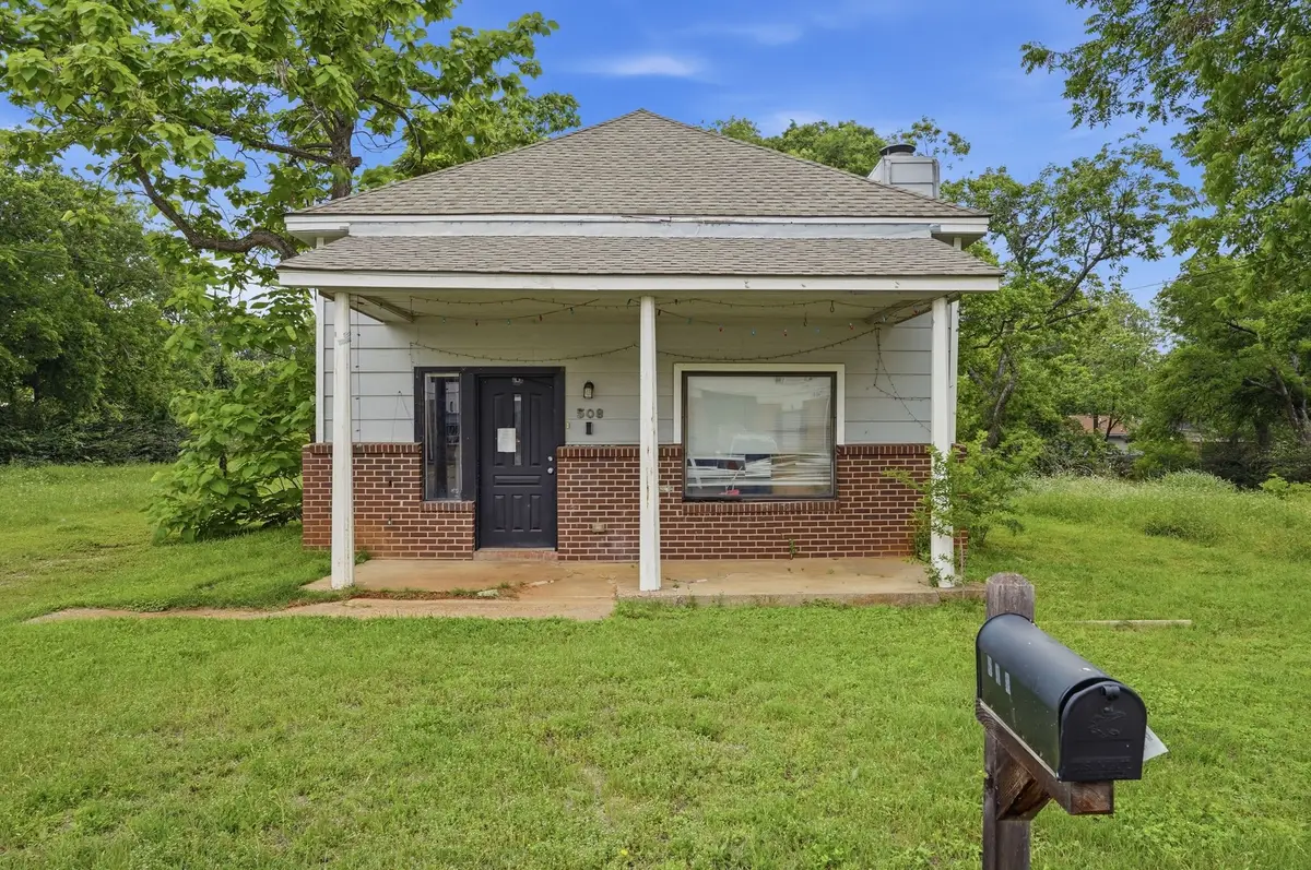 510 W Willingham Street, Cleburne, TX 76033 - #1