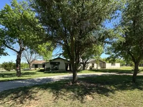 306 Wade Street, Olney, TX 76374