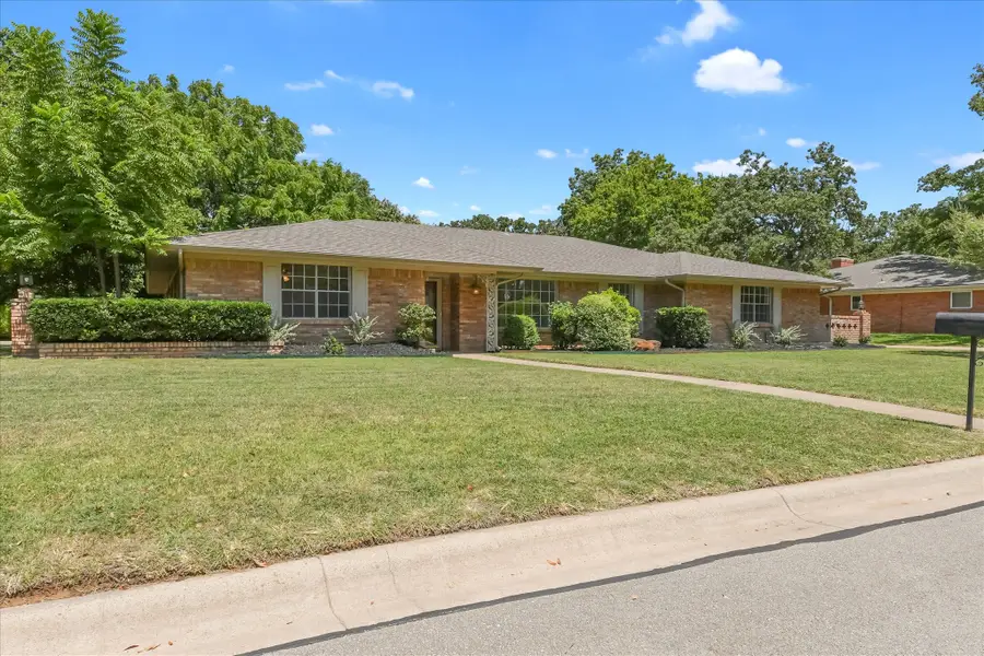 718 Ridgecrest Circle, Denton, TX 76205 - #2