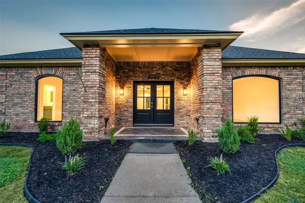 9904 Wandering Way Street, Benbrook, TX 76126