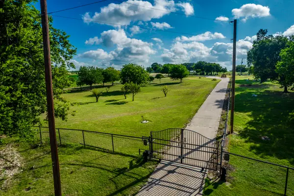 945 Lone Elm Road, Waxahachie, TX 75167