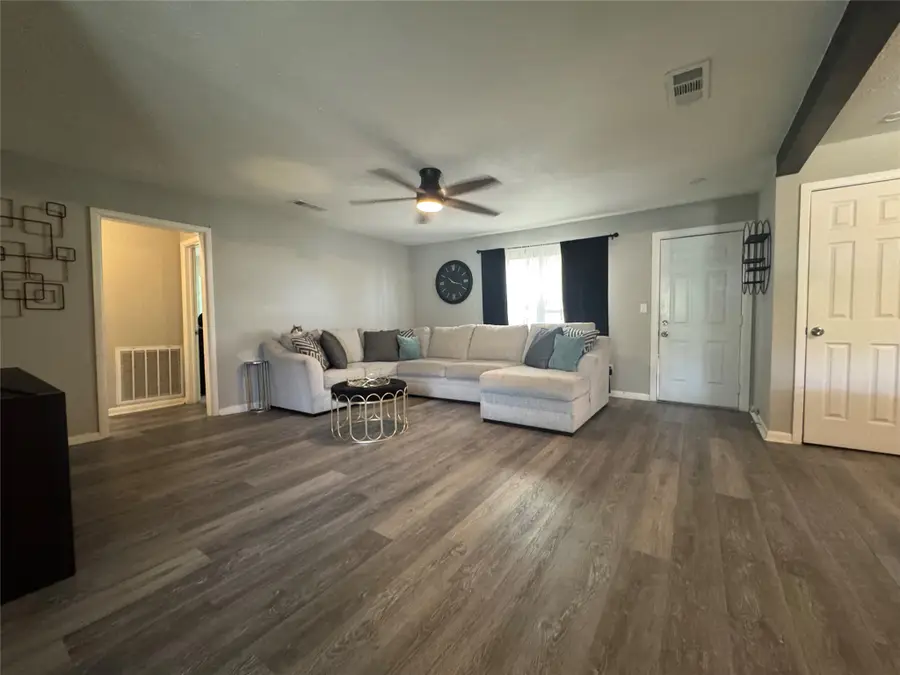 105 S Lakeview Drive, Lacy Lakeview, TX 76705 - #3