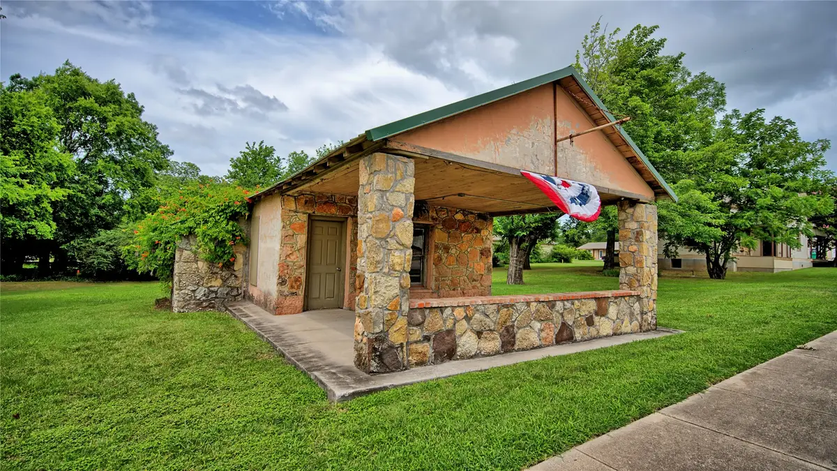 408 S Broad Street, Saint Jo, TX 76265 - #1