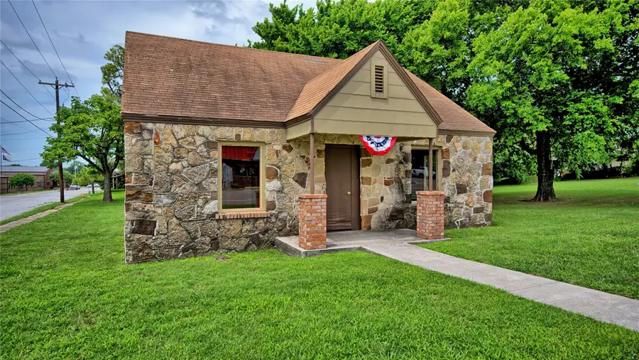 408 S Broad Street, Saint Jo, TX 76265 - #2