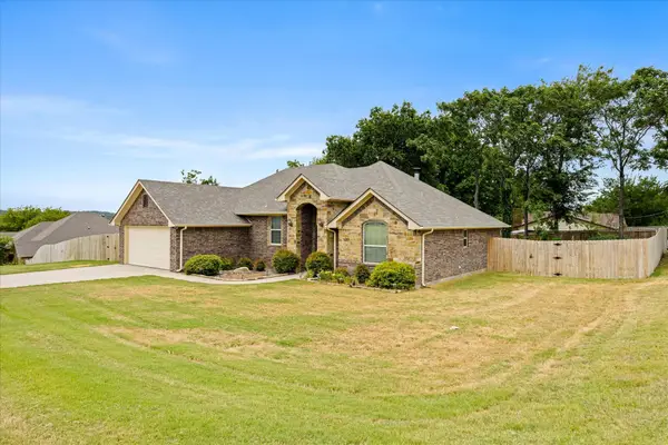 306 Knob Hill Drive, Granbury, TX 76048