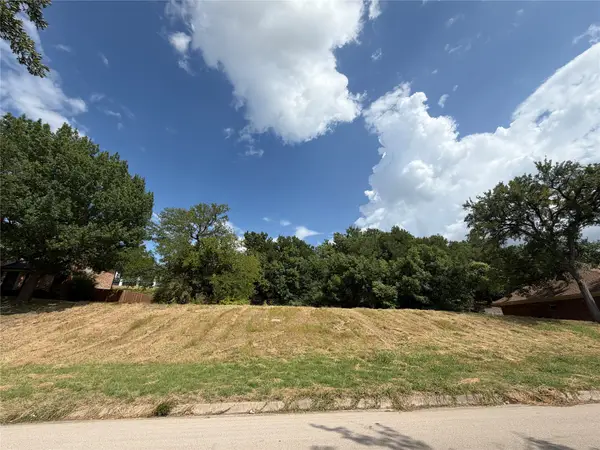 18 Thornhill Road, Benbrook, TX 76132