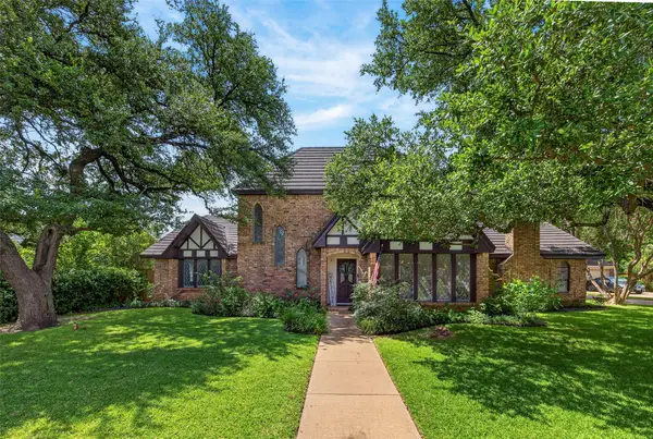 405 Charleston Court, Hurst, TX 76054