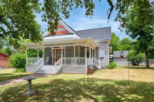 217 E 1st Street, Weatherford, TX 76086