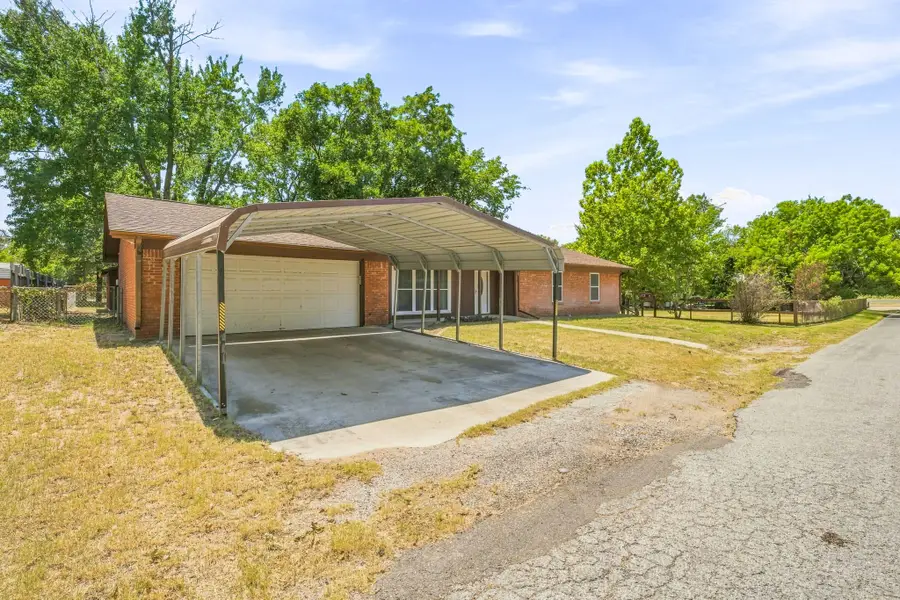 140 E Plum Avenue, De Leon, TX 76444 - #3