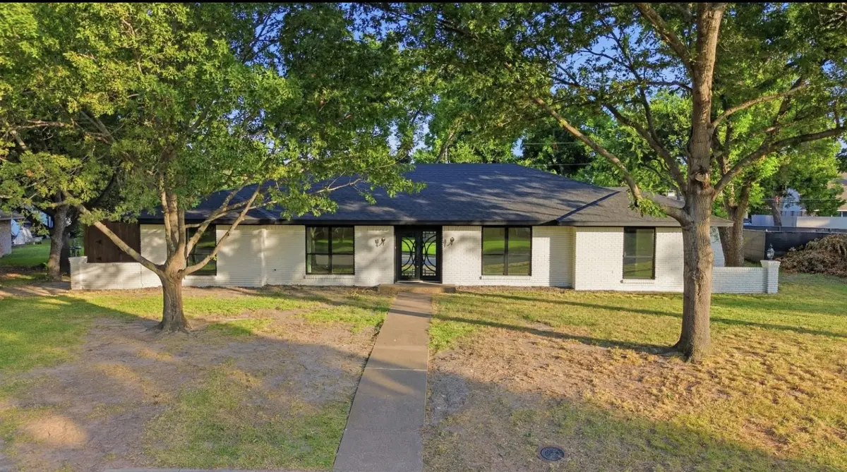 729 Surrey Circle, Grand Prairie, TX 75050 - #1