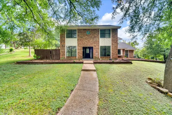 392 Creekwood Drive, Lancaster, TX 75146