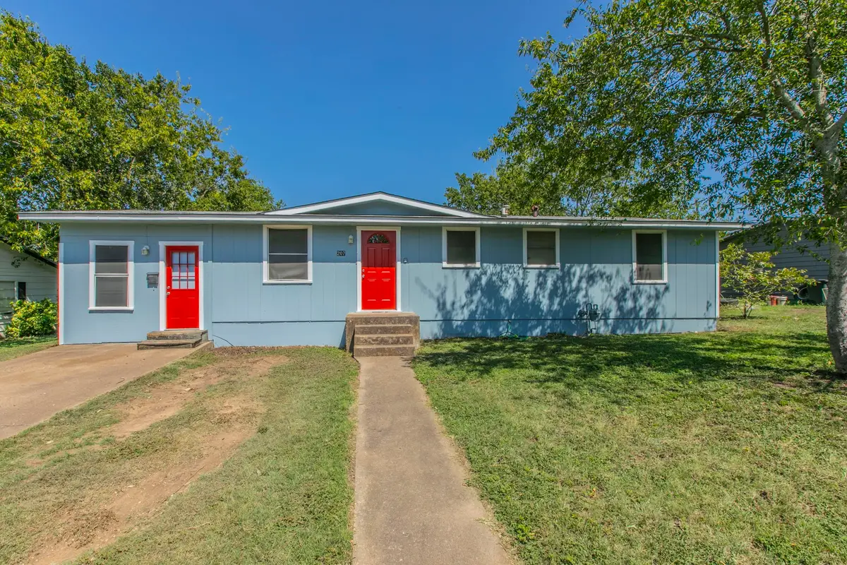 207 N Avenue U, Clifton, TX 76634 - #1