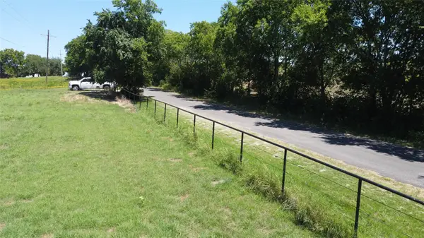 833 E Lovers Lane, Bells, TX 75414