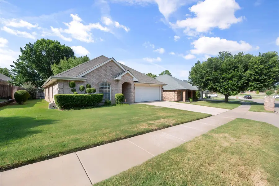 817 Willow Court, Saginaw, TX 76179 - #2