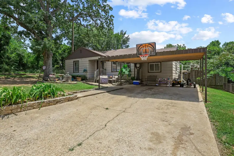 612 E Monterey Street, Denison, TX 75021 - #2