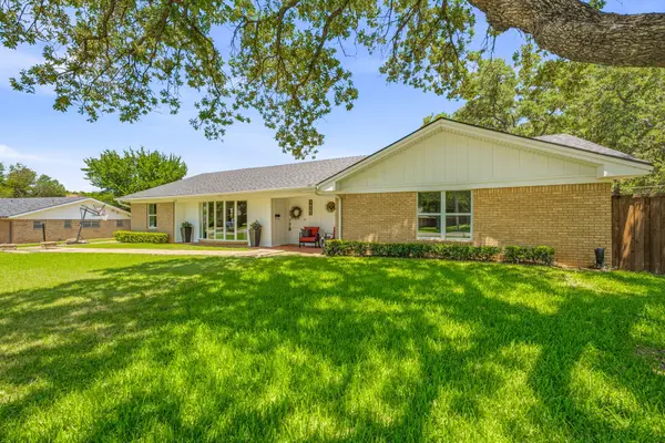 1423 Oak Hills Drive, Graham, TX 76450