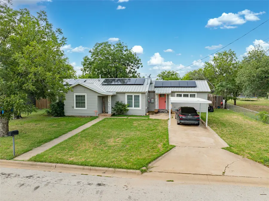 1006 N Live Oak Street, Breckenridge, TX 76424 - #2