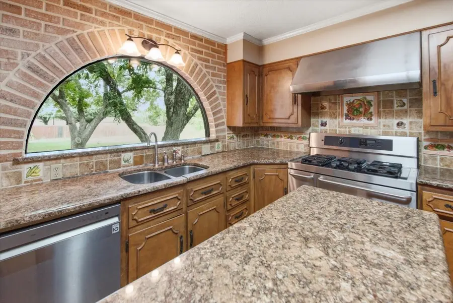 612 W Highland Street, West, TX 76691 - #2