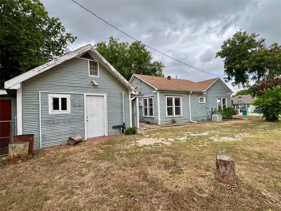 405 E South, Henrietta, TX 76365 - #3