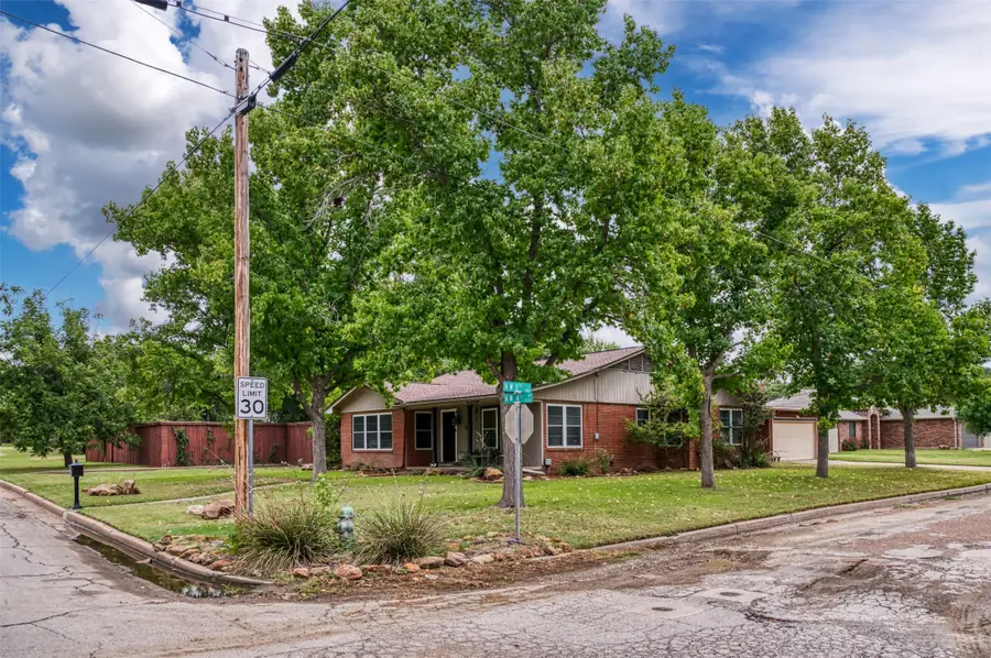 1202 NW 4th Avenue, Mineral Wells, TX 76067 - #2