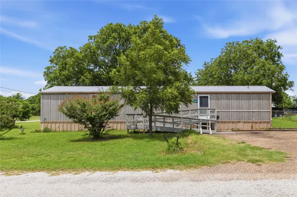 500 N Moreland Street, De Leon, TX 76444