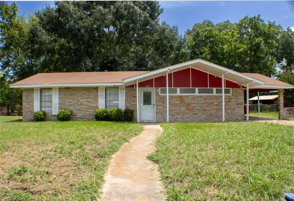 1307 S Delaware Street, Clarksville, TX 75426