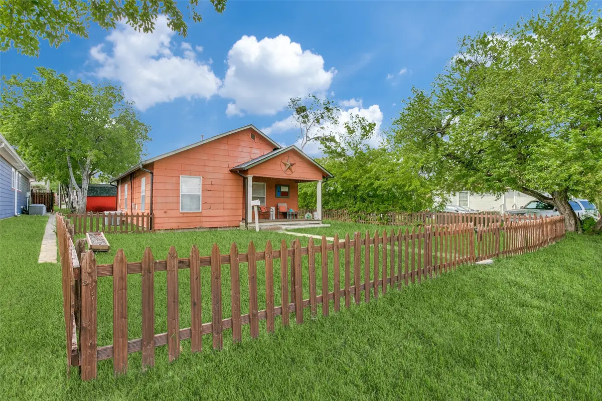 612 E Wall Street, Grapevine, TX 76051 - #1