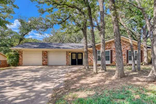 624 Hillview Drive, Hurst, TX 76054